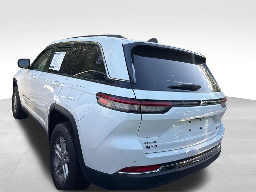 Used 2023 White Jeep Laredo image 19