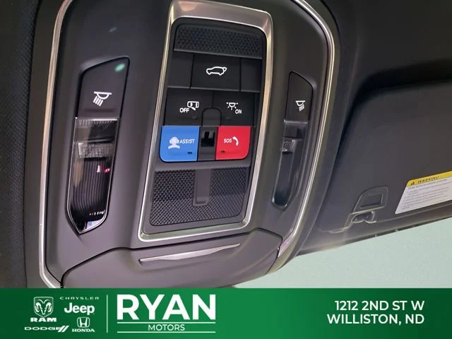 New 2026 Diamond Black Crystal Pearl-Coat Exterior Paint Jeep Laredo image 15