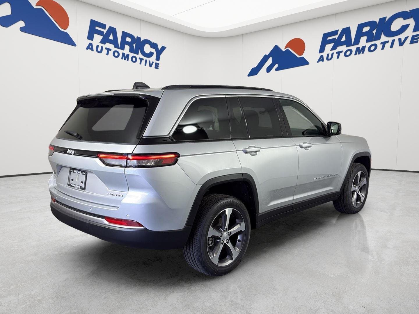 New 2026 Silver Zynith Exterior Paint Jeep Limited image 4