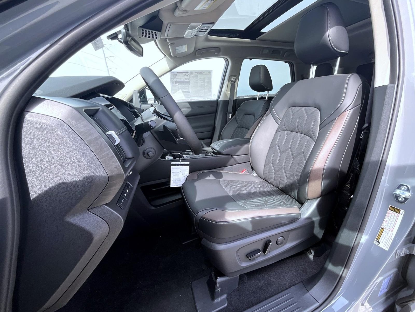 New 2026 Boulder Gray Pearl / Super Black Two-tone Nissan Platinum image 10