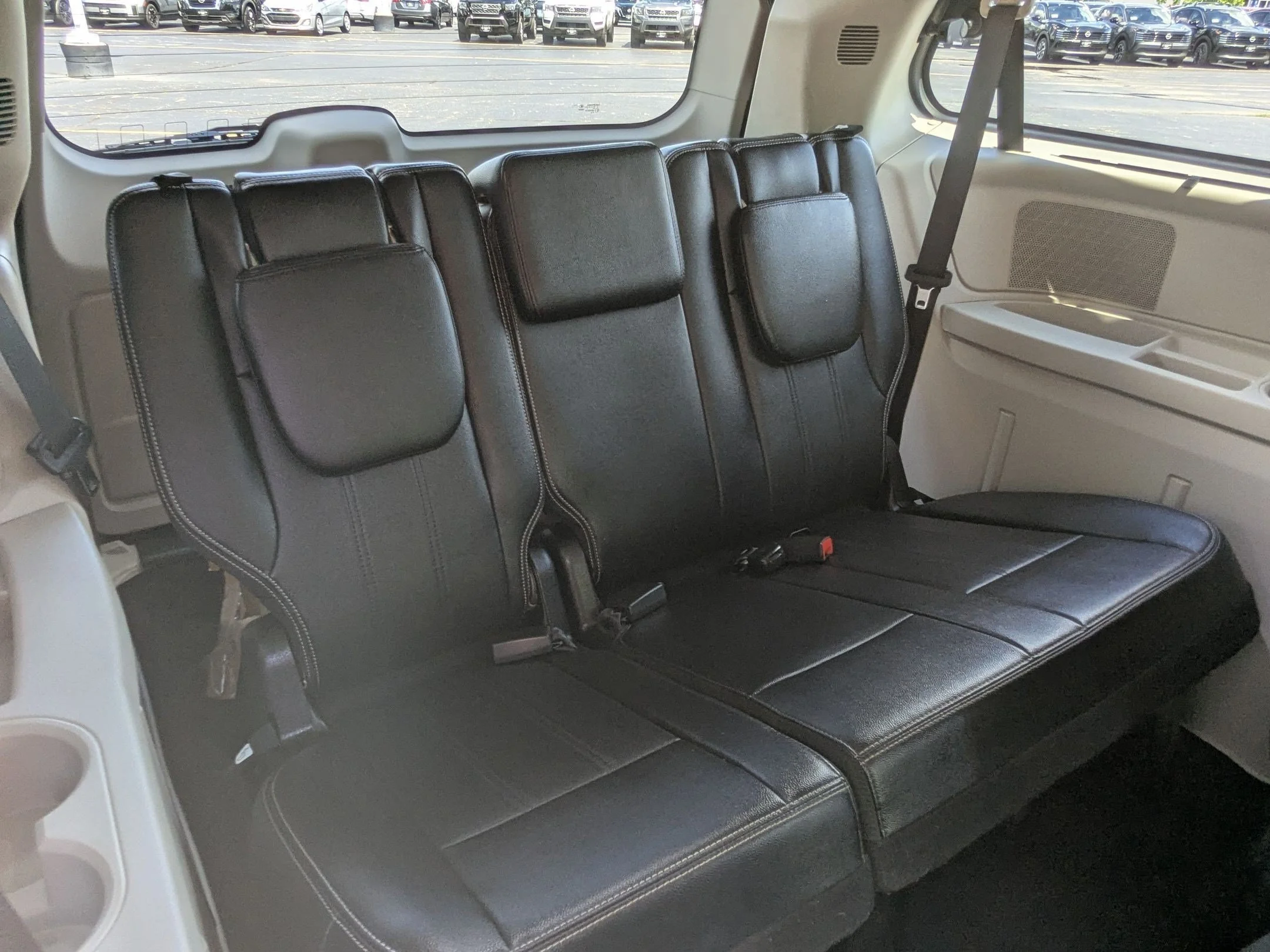 Used 2015 Brilliant Black Crystal Pearlcoat Chrysler Touring-L image 22