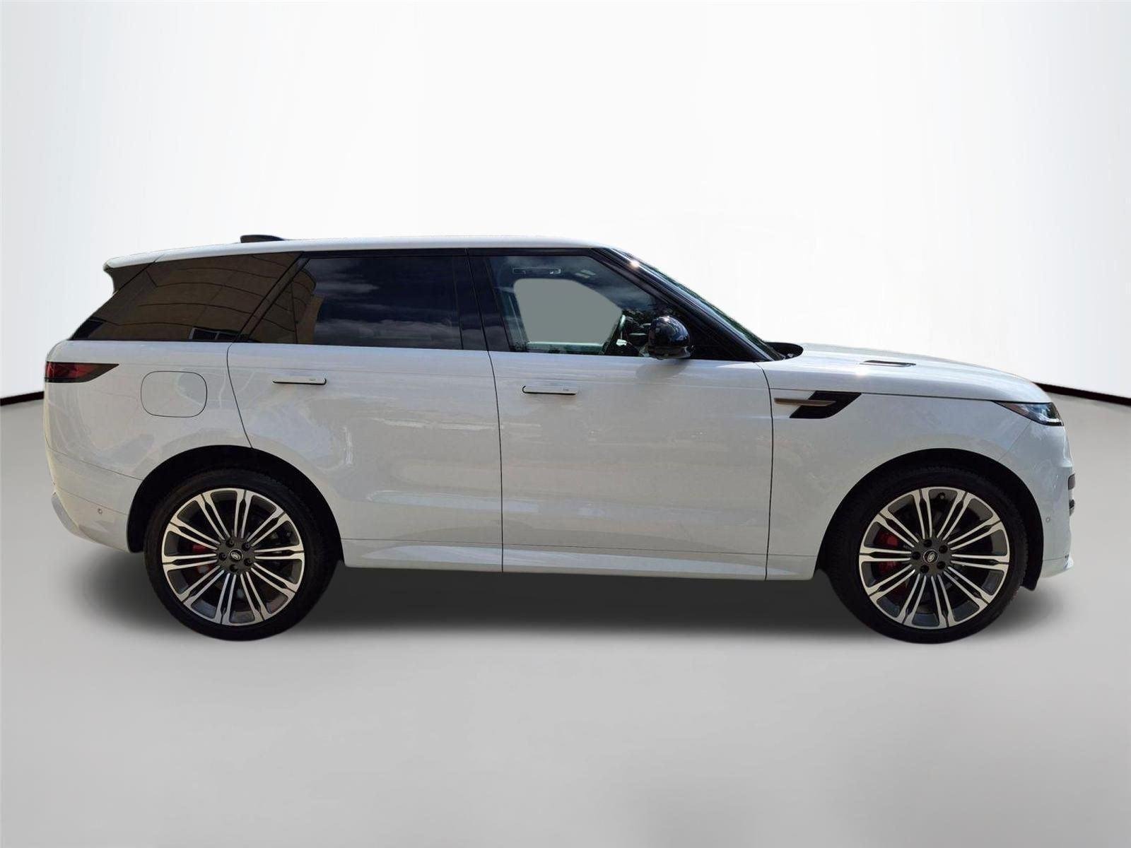 Used 2024 Fuji White Land Rover Dynamic SE image 4