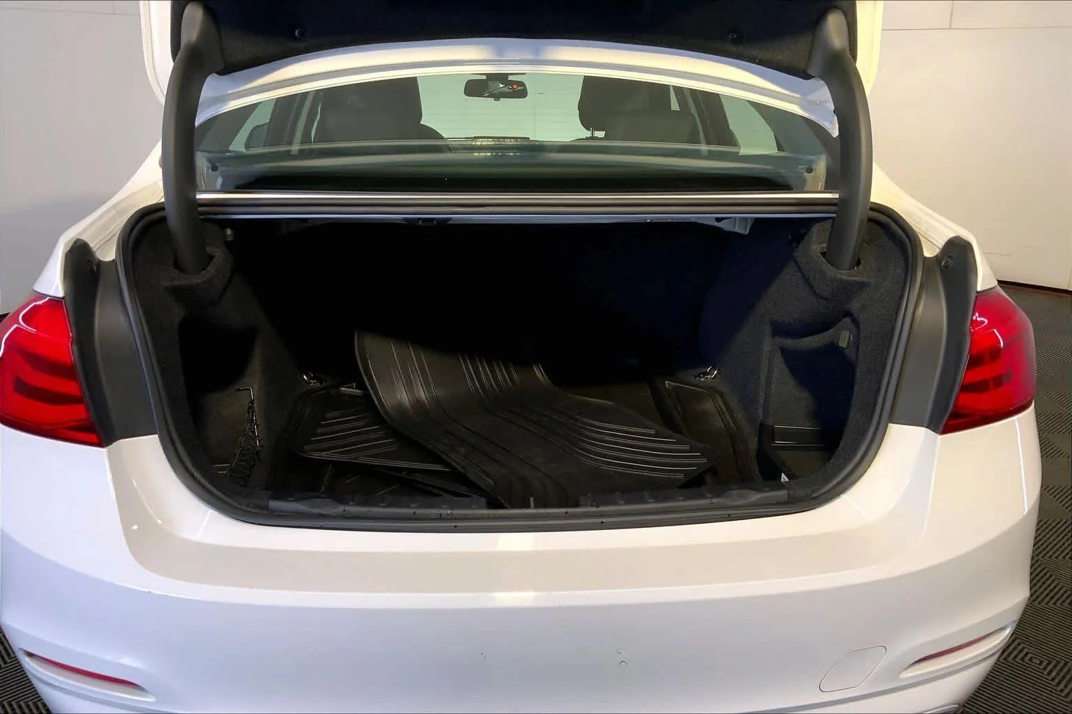 Used 2018 Alpine White BMW 320i xDrive image 35