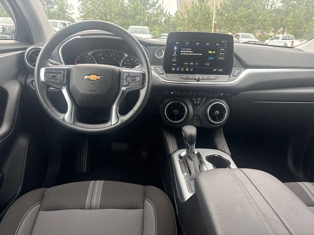 Used 2025 White Chevrolet LT image 3