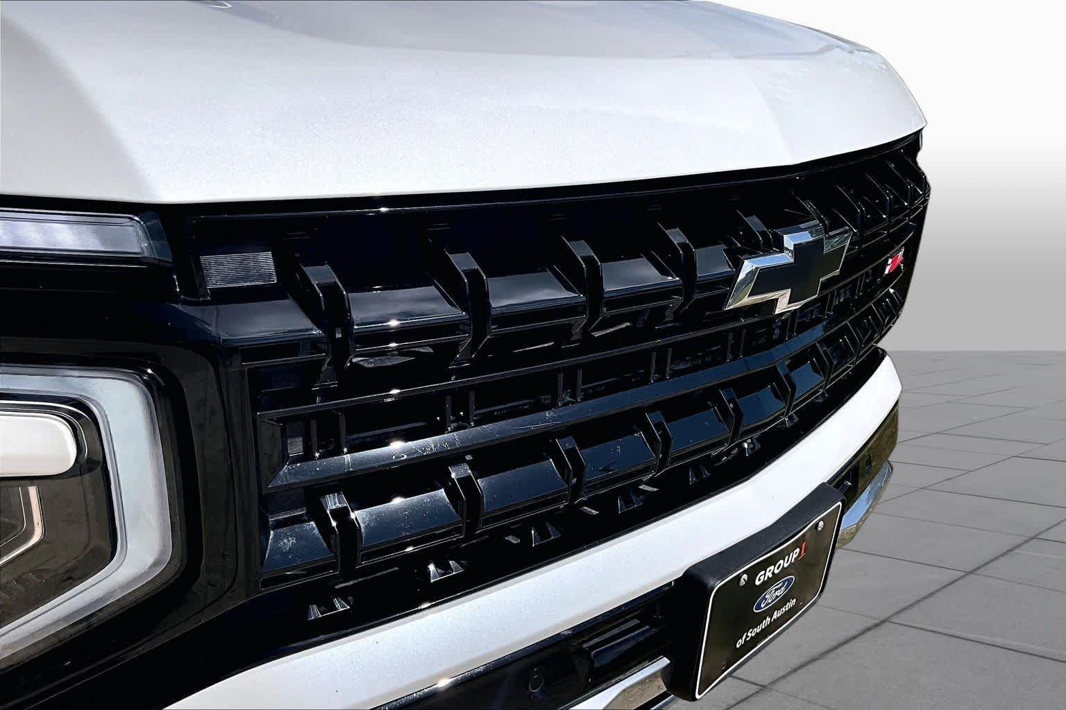 Used 2025 Iridescent Pearl Tricoat Chevrolet Z71 image 30