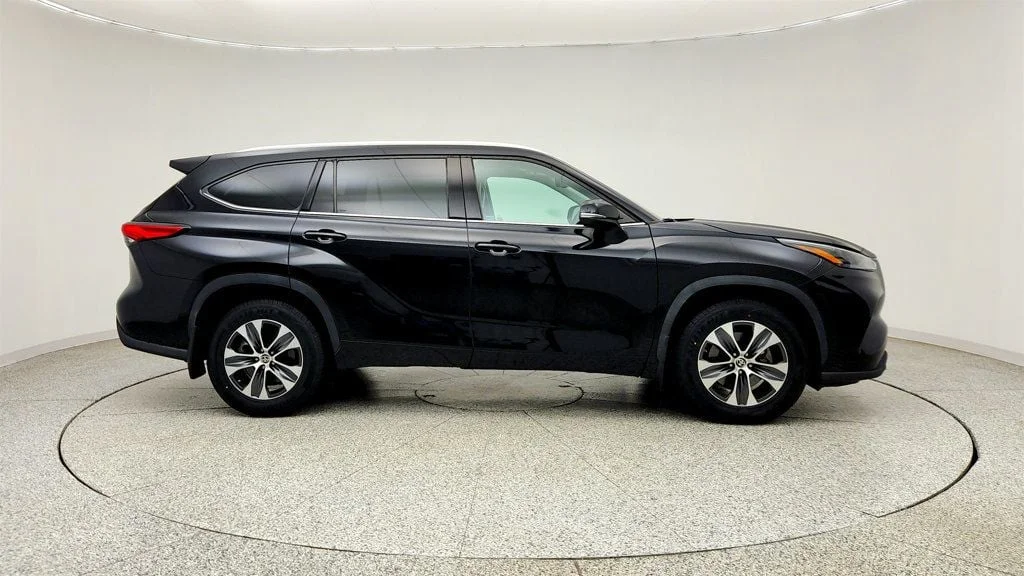 Used 2022 Midnight Black Metallic Toyota XLE AWD image 4