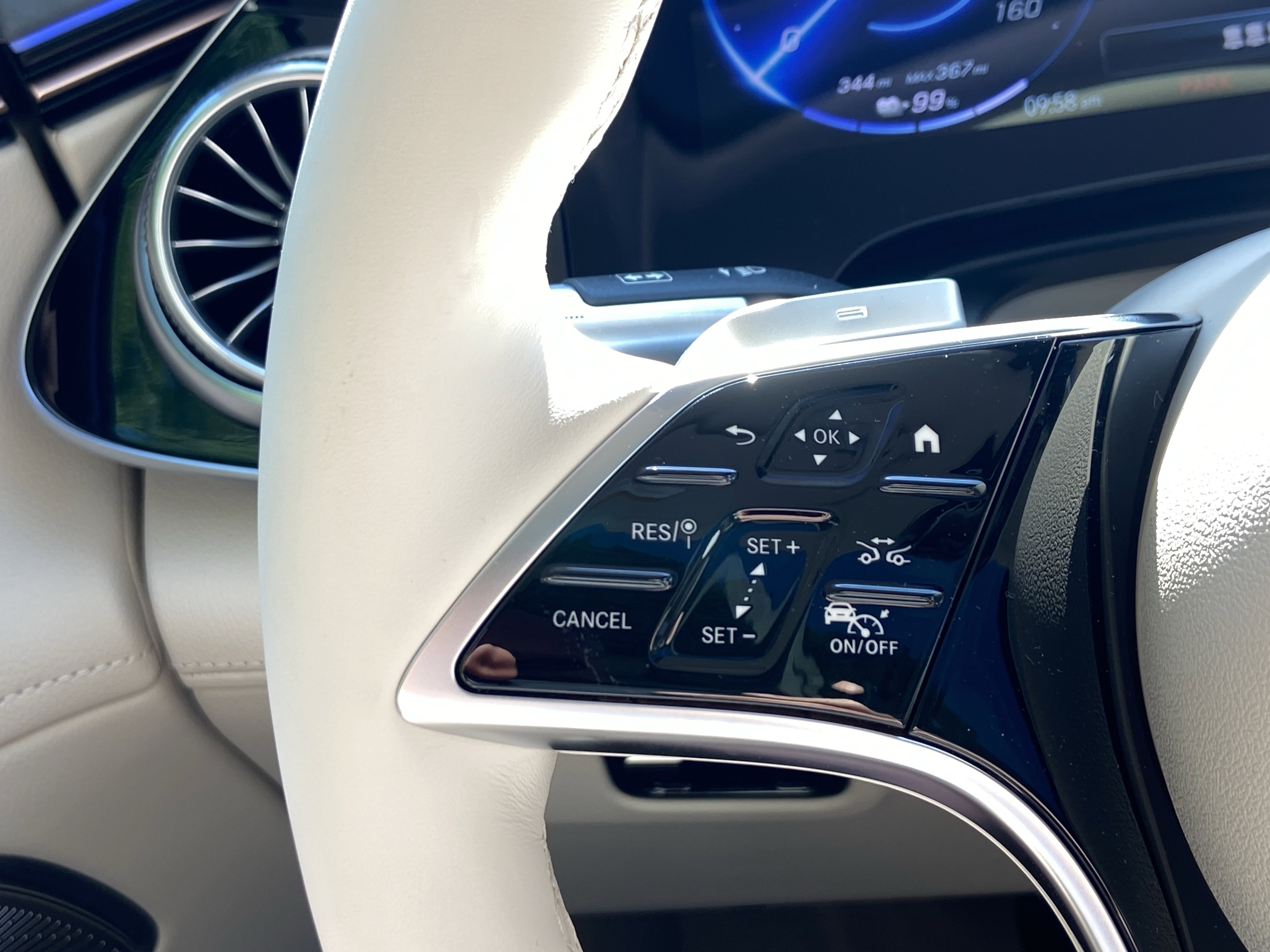 New 2026 MANUFAKTUR Moonlight White Metallic Mercedes-Benz EQS 450 4MATIC® Sedan image 26