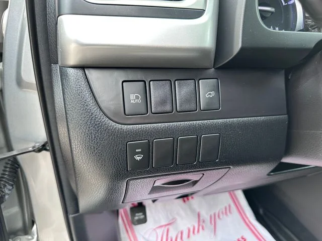 Used 2018 Silver Toyota XLE image 15