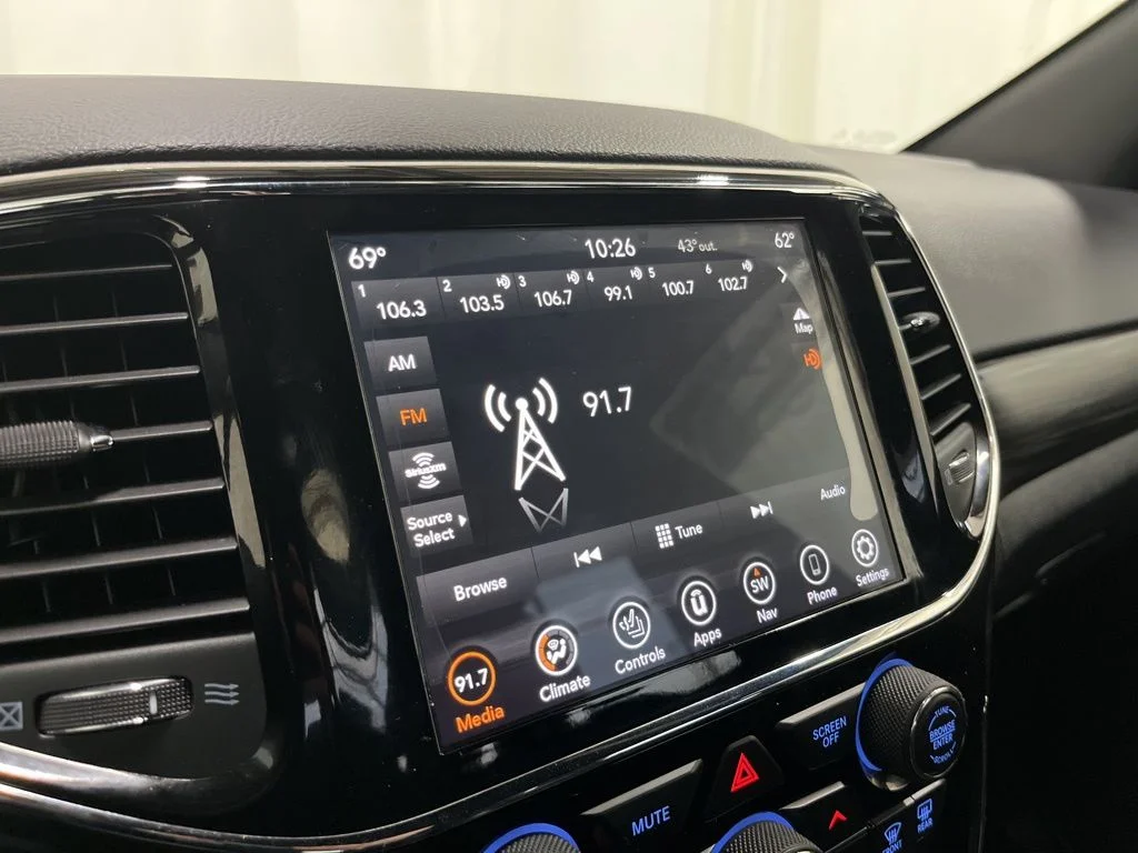 Used 2019 Billet Silver Metallic Clearcoat Jeep Altitude image 13