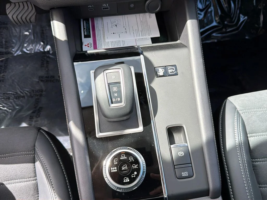 New 2025 Graphite Gray Mitsubishi SE image 18