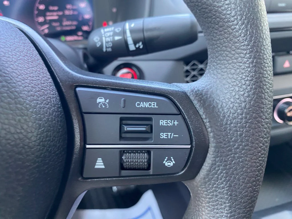 Used 2025 White Honda SE image 25