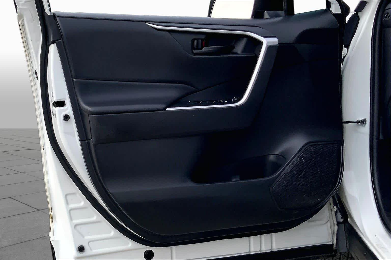 Used 2022 White Toyota LE image 21