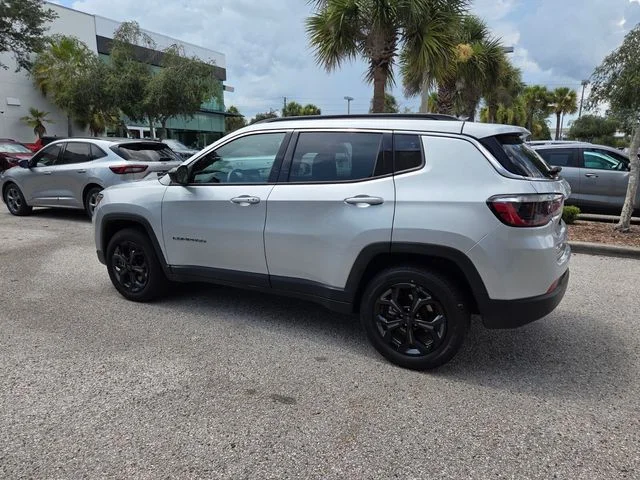 Used 2024 Silver Jeep Latitude image 10