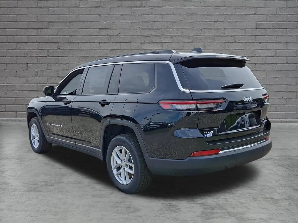 New 2026 Diamond Black Crystal Pearlcoat Jeep Laredo X image 6
