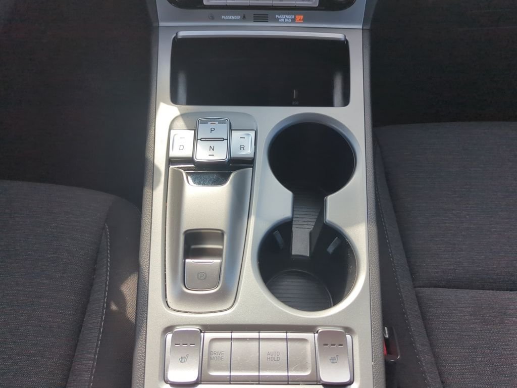 Used 2023 White Hyundai SE image 20