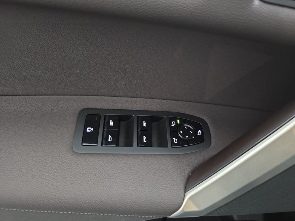 Used 2024 Mineral White Metallic BMW xDrive50 image 29