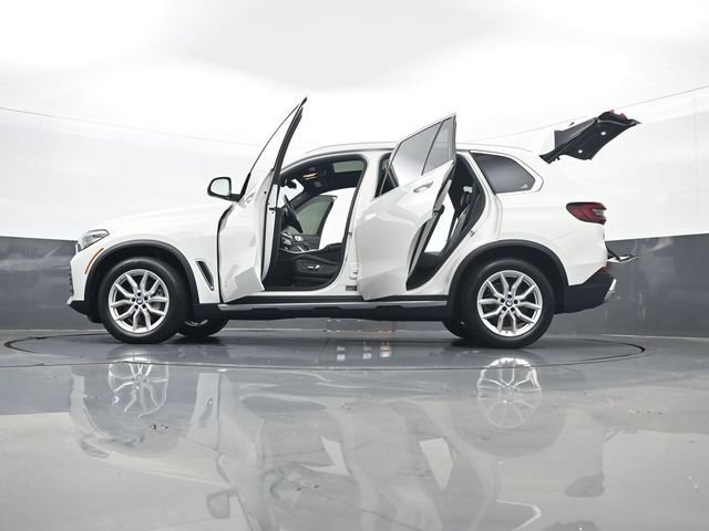 Used 2021 White BMW xDrive40i image 34