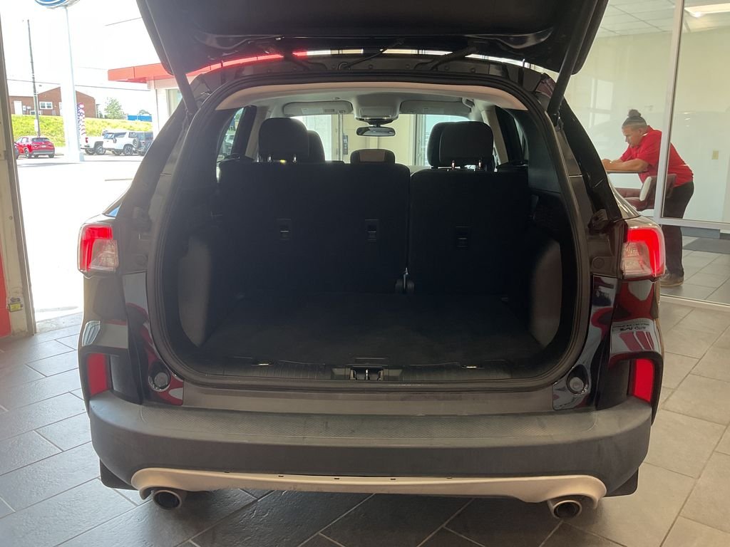 Used 2021 Blue Ford SE image 9