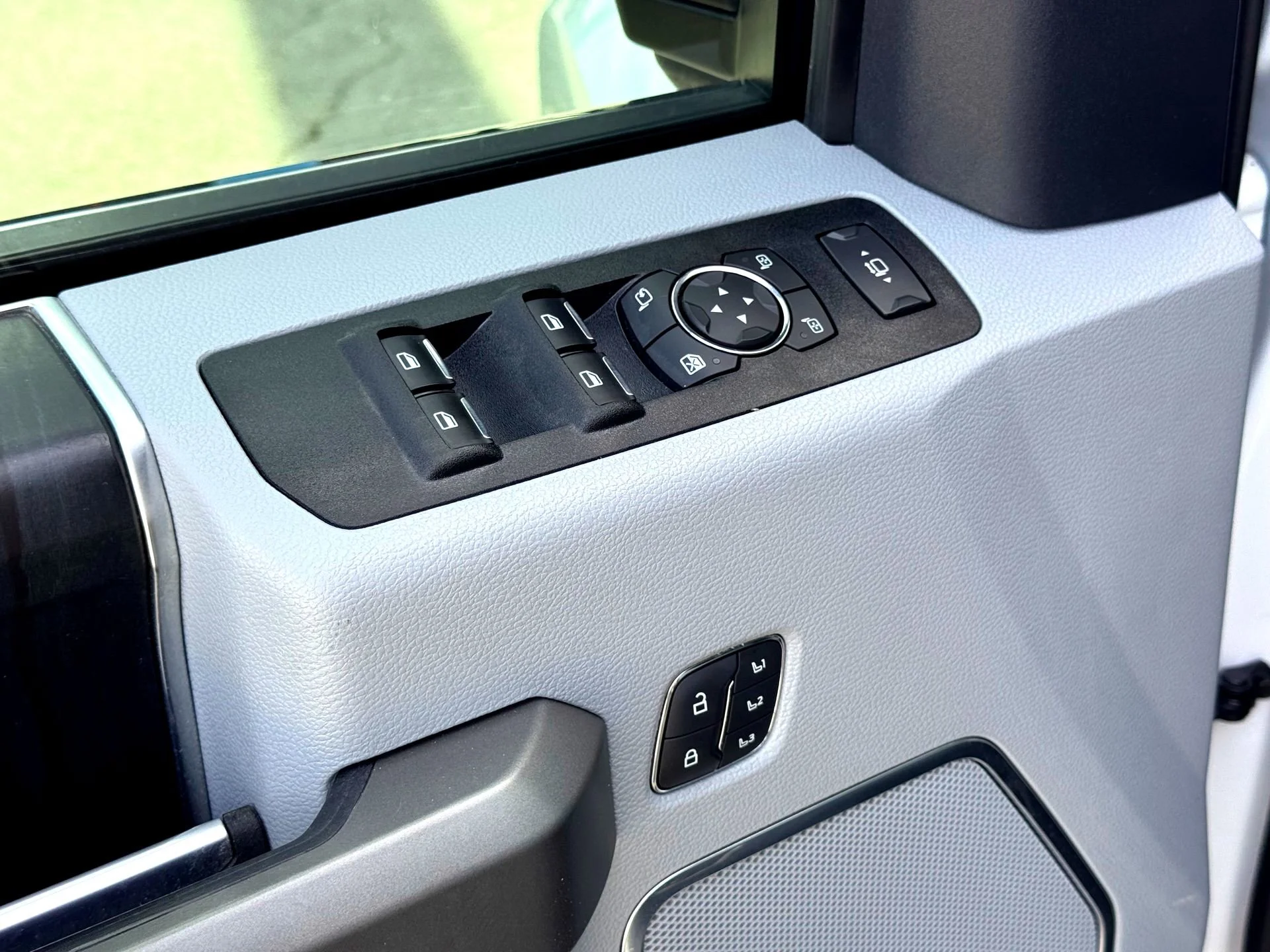 Used 2022  Ford Limited image 22