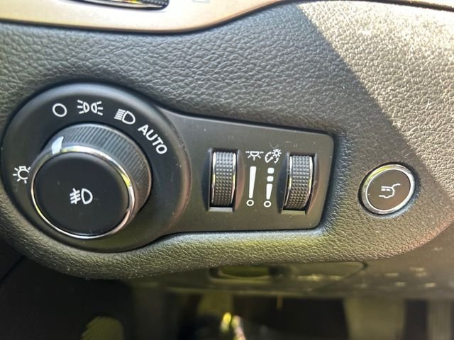 Used 2018 Gray Jeep Limited image 28