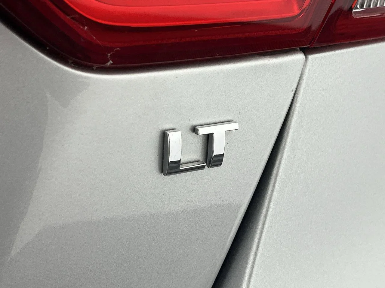 Used 2015 SILVER ICE METALLIC Chevrolet LT image 26