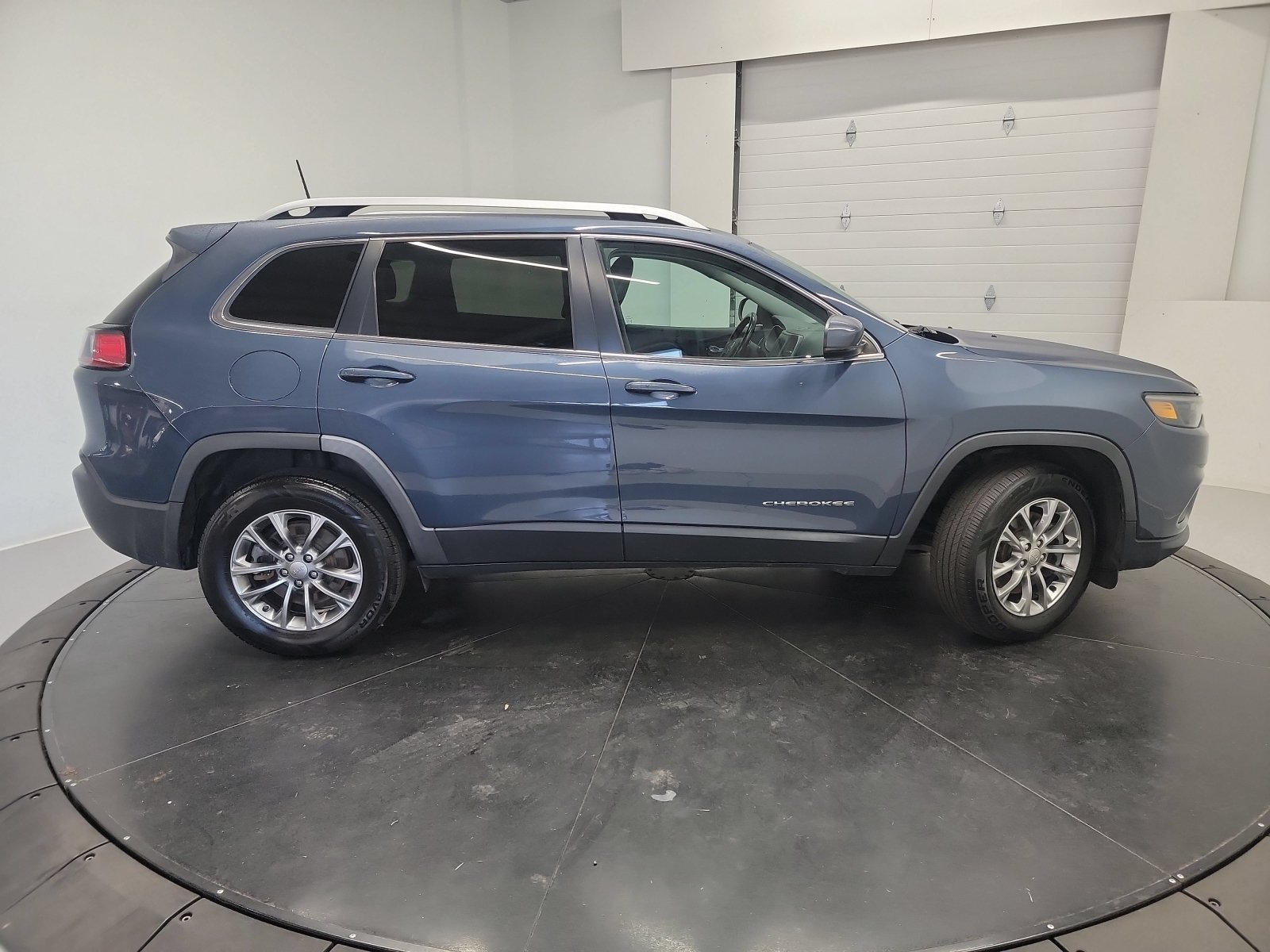Used 2020 Slate Blue Pearlcoat Jeep Latitude Plus image 9