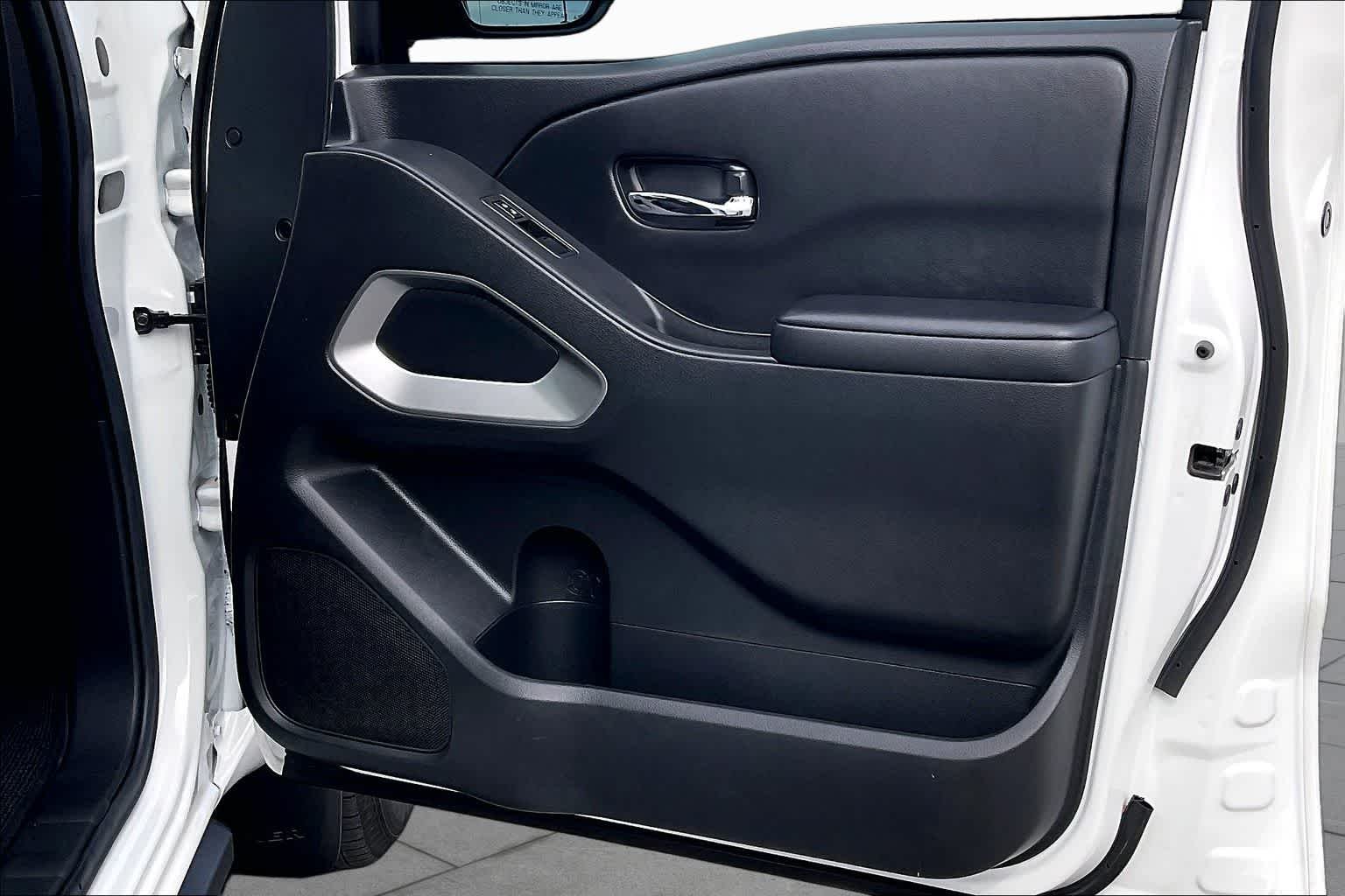 Used 2025 Glacier White Nissan SV image 21