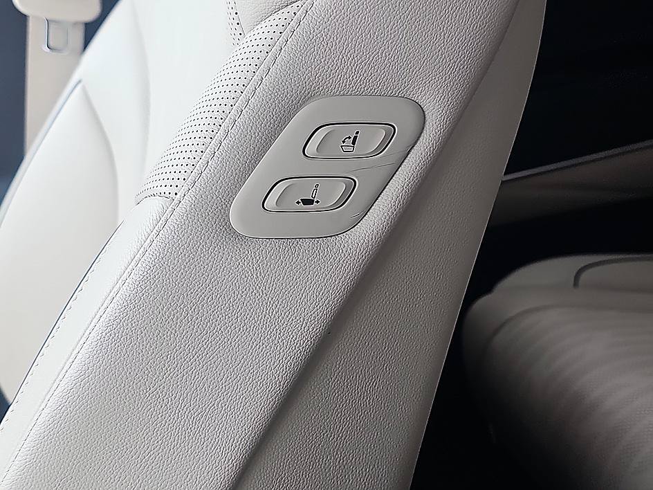 Used 2021 Savile Silver Genesis 2.5T Advanced image 18