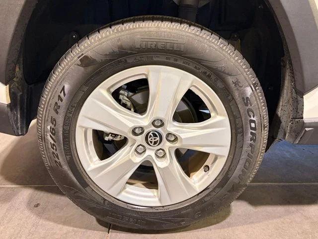 Used 2020 Super White Toyota XLE image 4