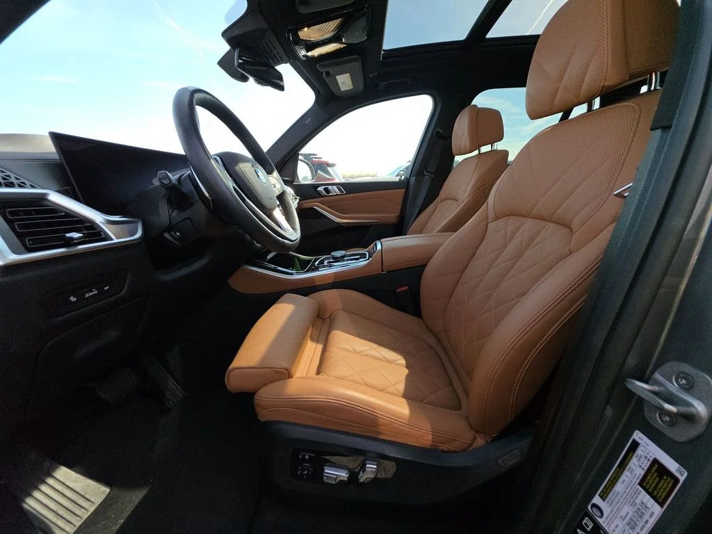 Used 2025 Gray BMW xDrive40i image 3