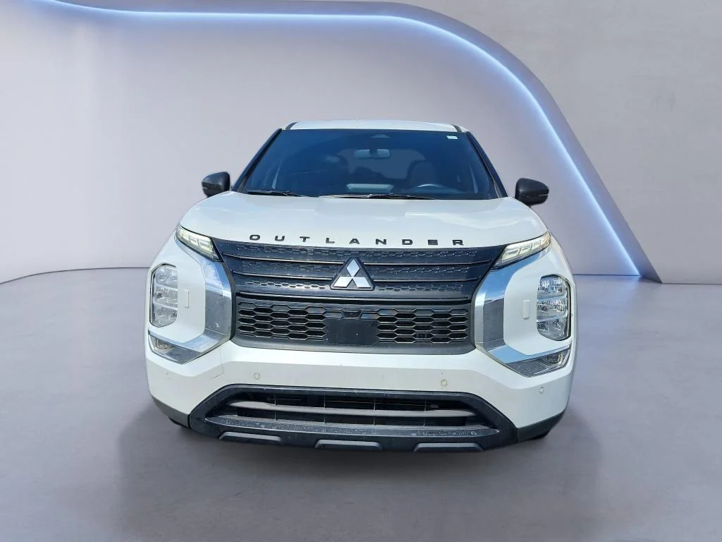 Used 2024 White Diamond Mitsubishi SE Black Edition w/Pano Roof image 2