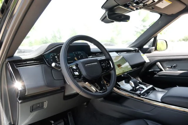 New 2026 Santorini Black Land Rover Dynamic SE image 3