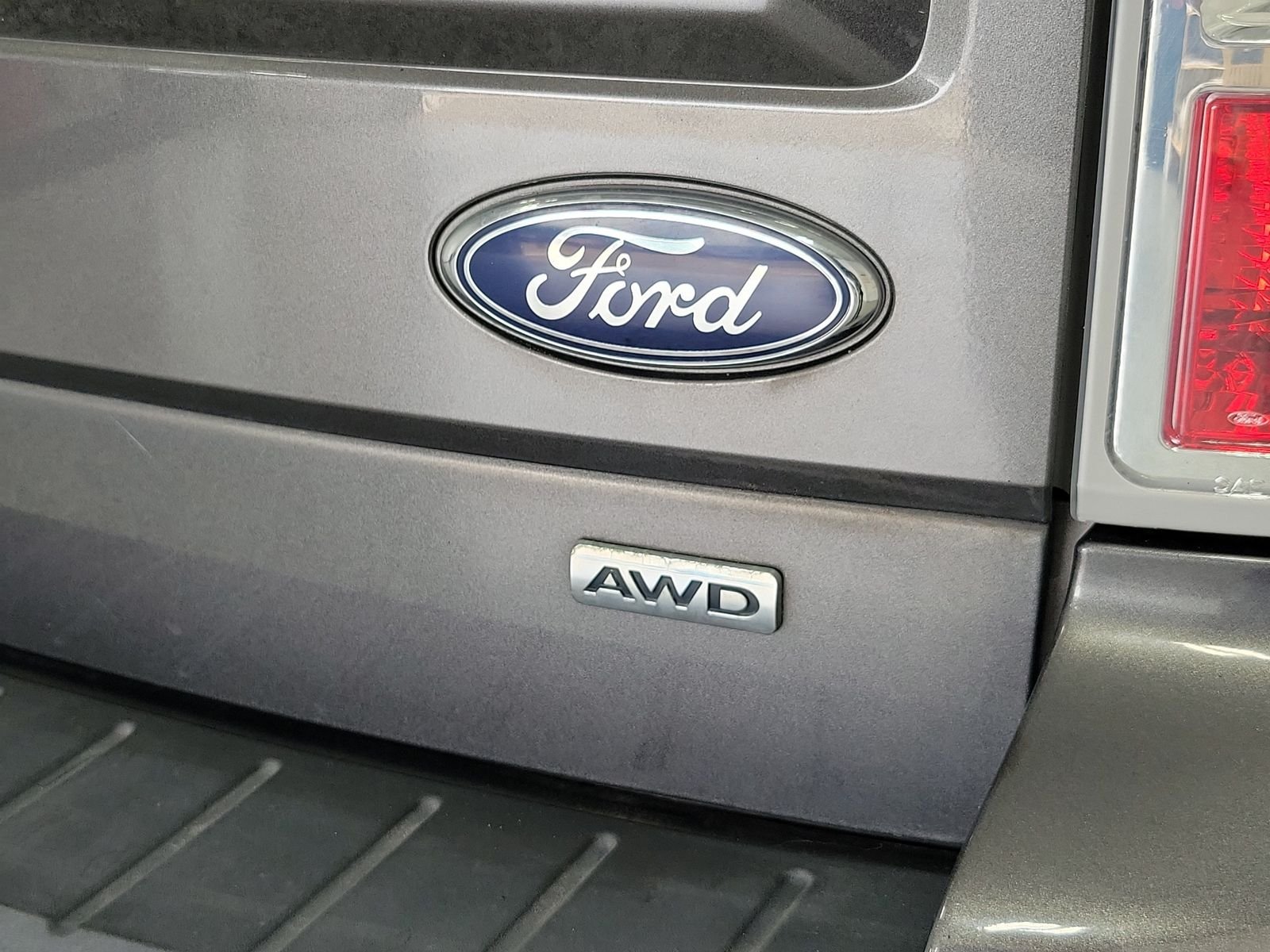 Used 2018 Gray Ford SEL image 5