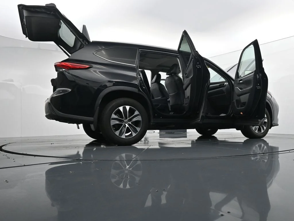 Used 2022 Black Toyota XLE image 38