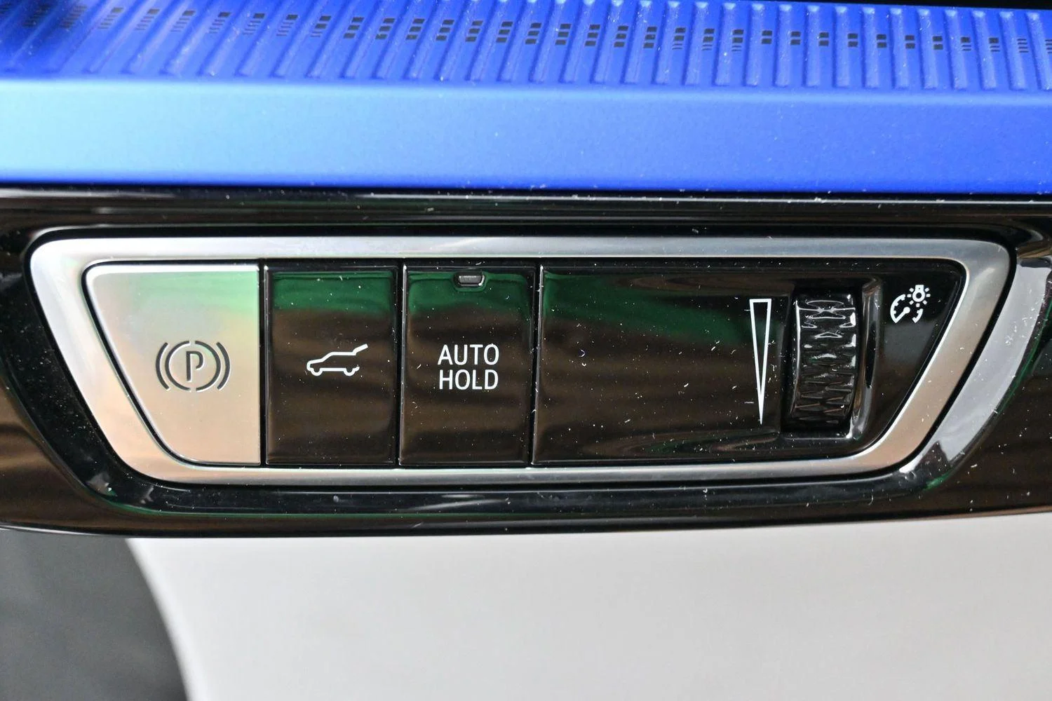 Used 2025 Crystal White Tricoat Cadillac Sport 1 image 21