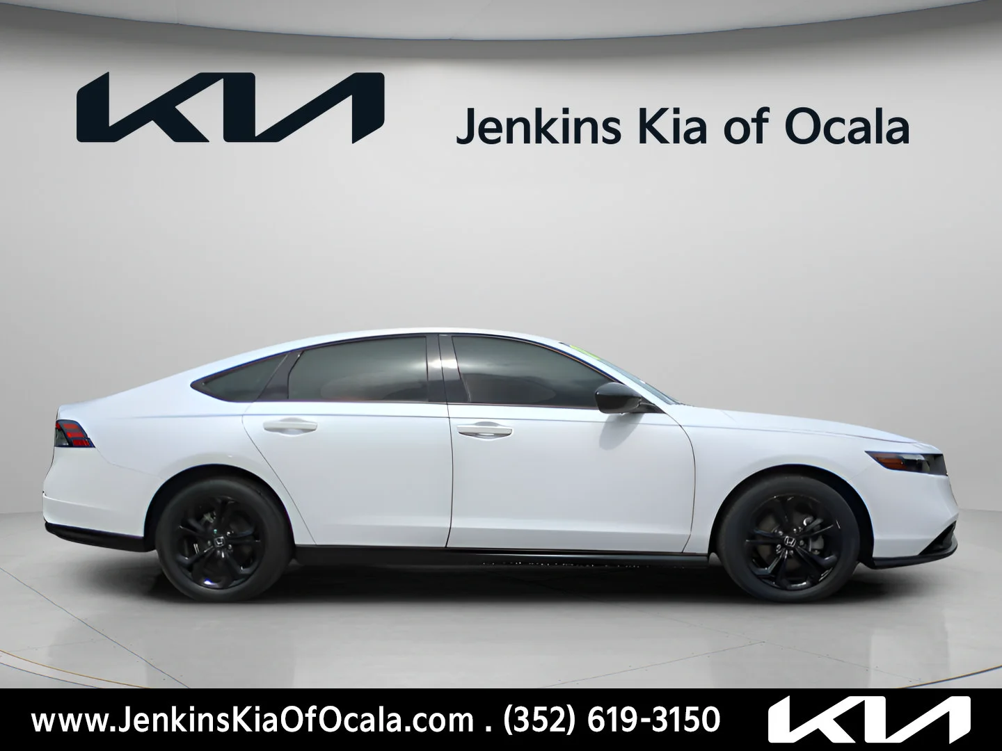 Used 2025 White Honda SE image 2