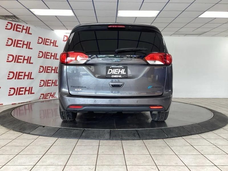 Used 2020 Gray Chrysler Touring L image 6