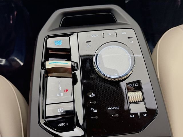 2026 BMW iX 45 - Photo 17