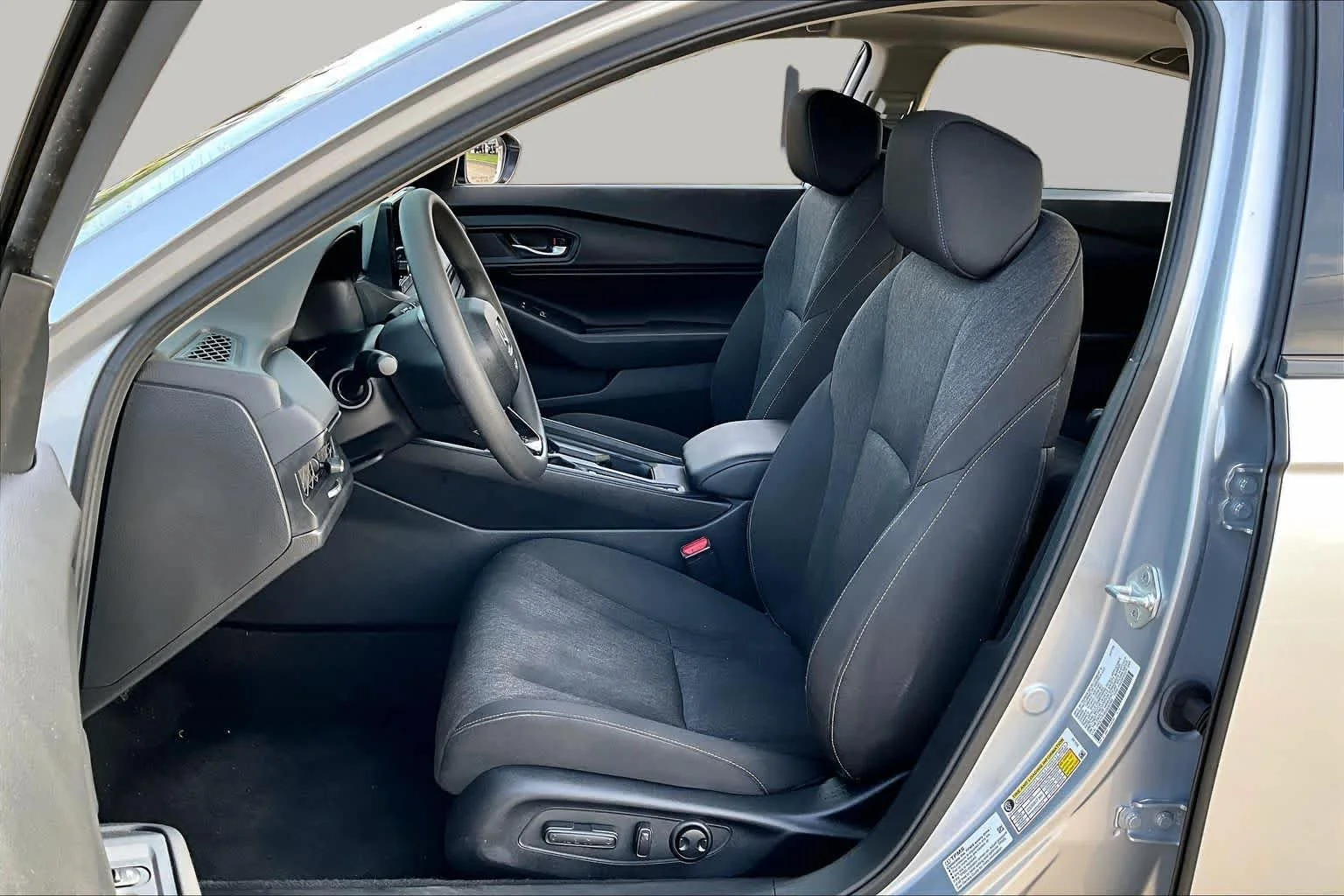 Certified Used 2025 Solar Silver Metallic Honda SE image 8
