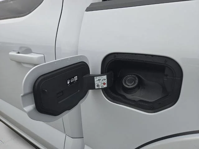 New 2025 Space White Metallic Ford XLT image 31