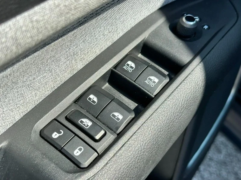 Used 2024 Diamond Black Crystal Pearlcoat Jeep Latitude 4x4 image 16