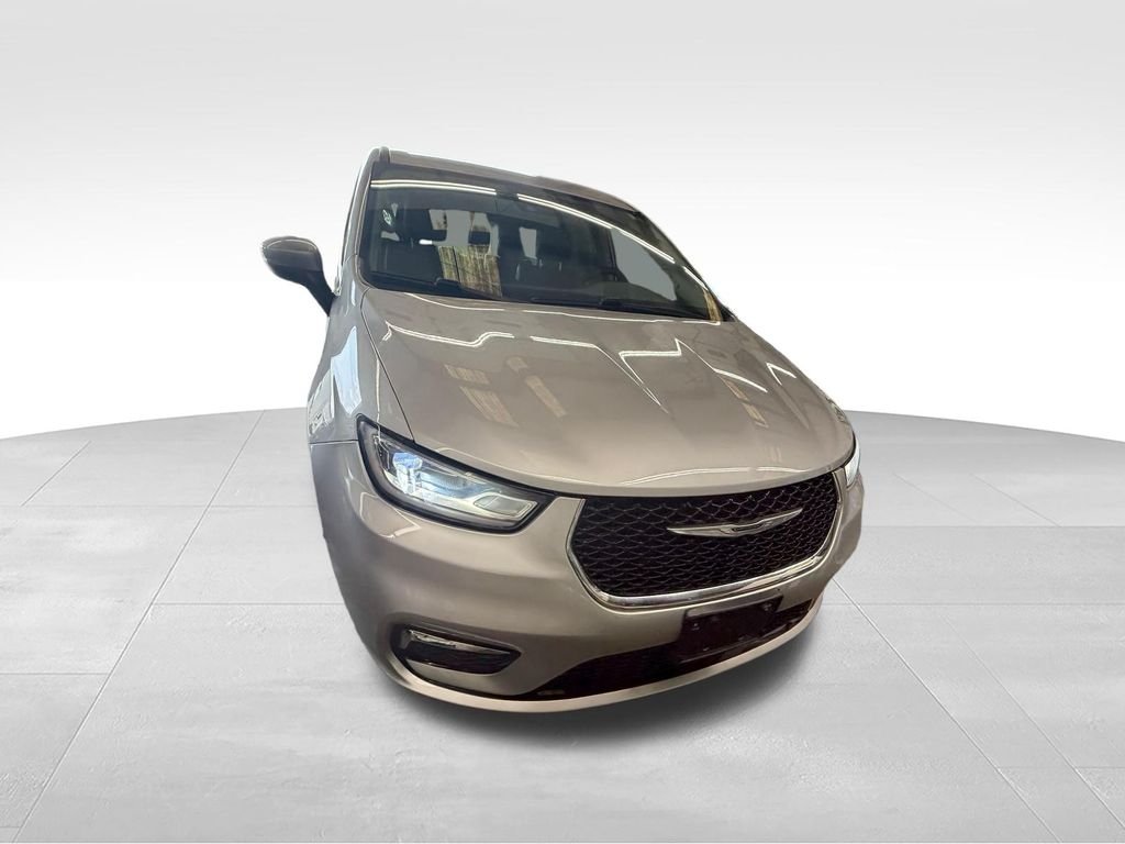 Used 2023 Silver Mist Clearcoat Chrysler Touring L image 8