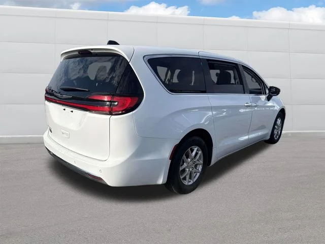 2024 Chrysler Pacifica Touring L - Photo 9