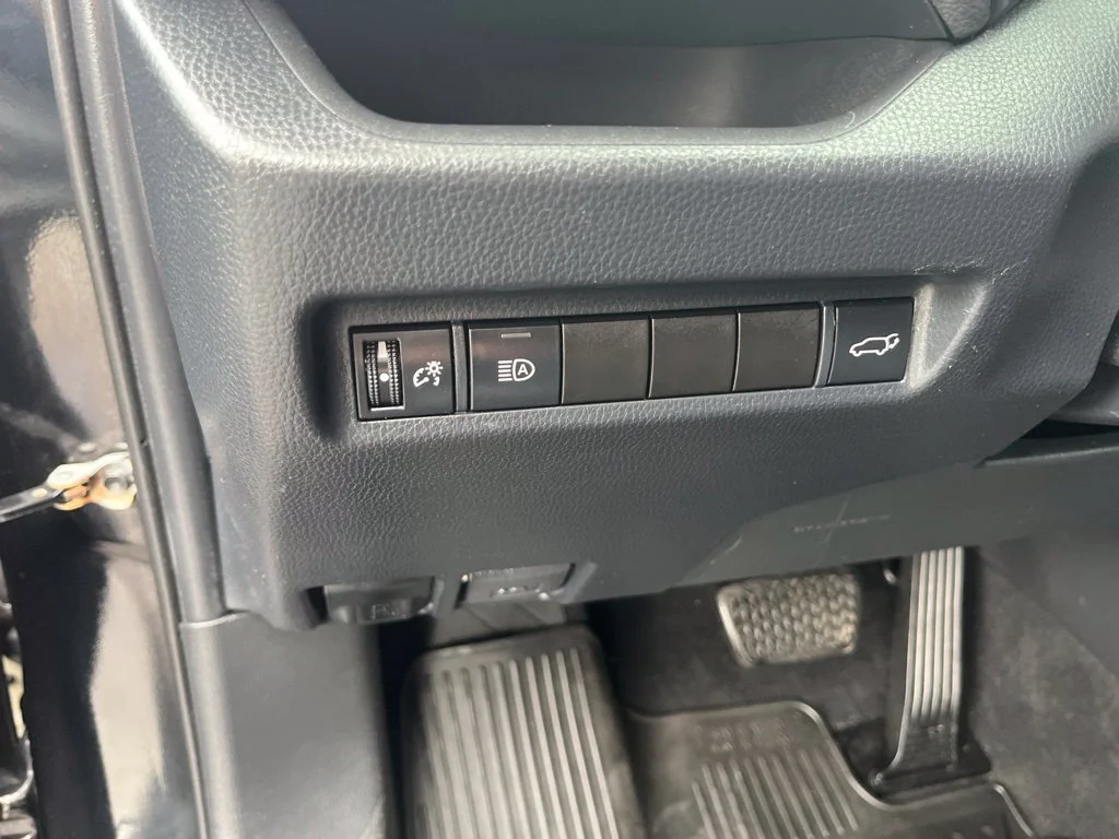 Used 2020 Midnight Black Metallic Toyota XLE Premium image 19