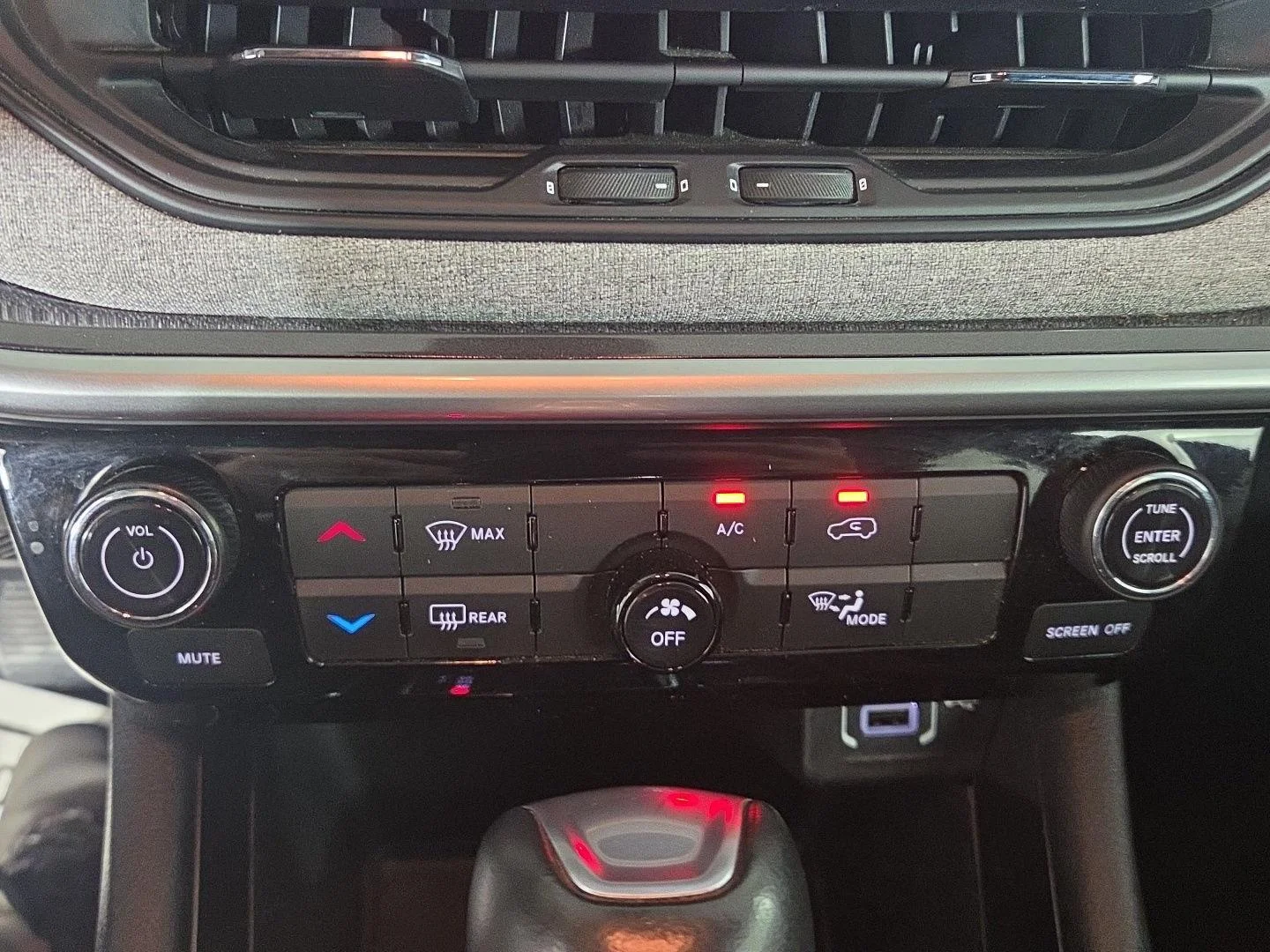 Used 2023 Diamond Black Crystal Pearlcoat Jeep Latitude image 14