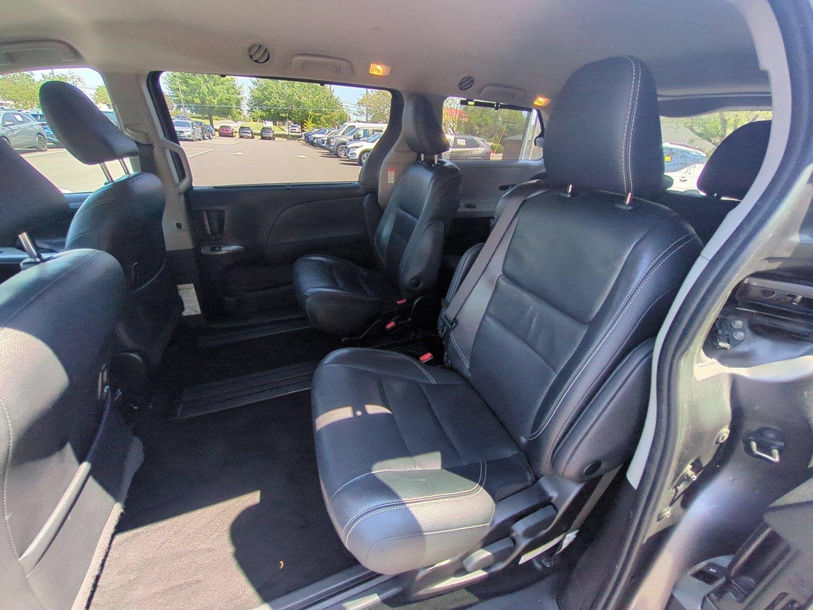 Used 2018  Toyota SE image 31