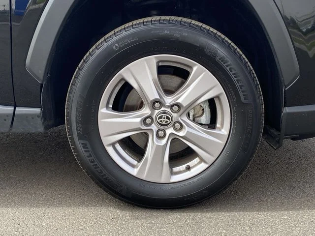 2025 Toyota RAV4 XLE - Photo 8