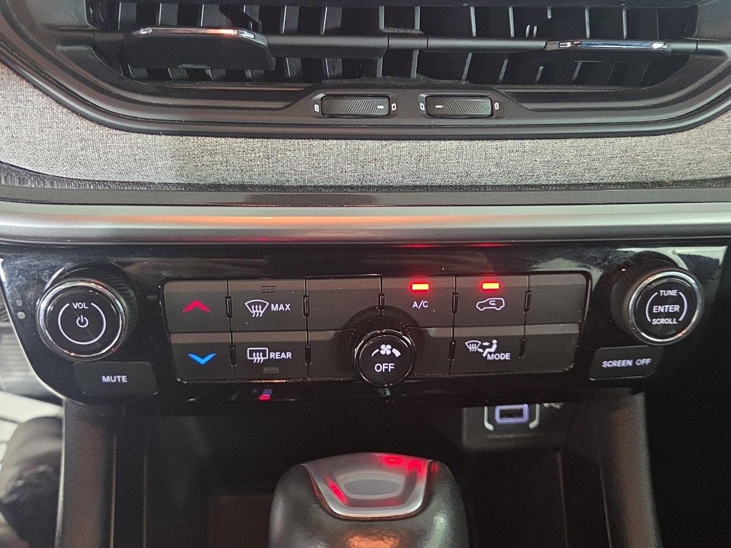 Used 2023 Diamond Black Crystal Pearlcoat Jeep Latitude image 14