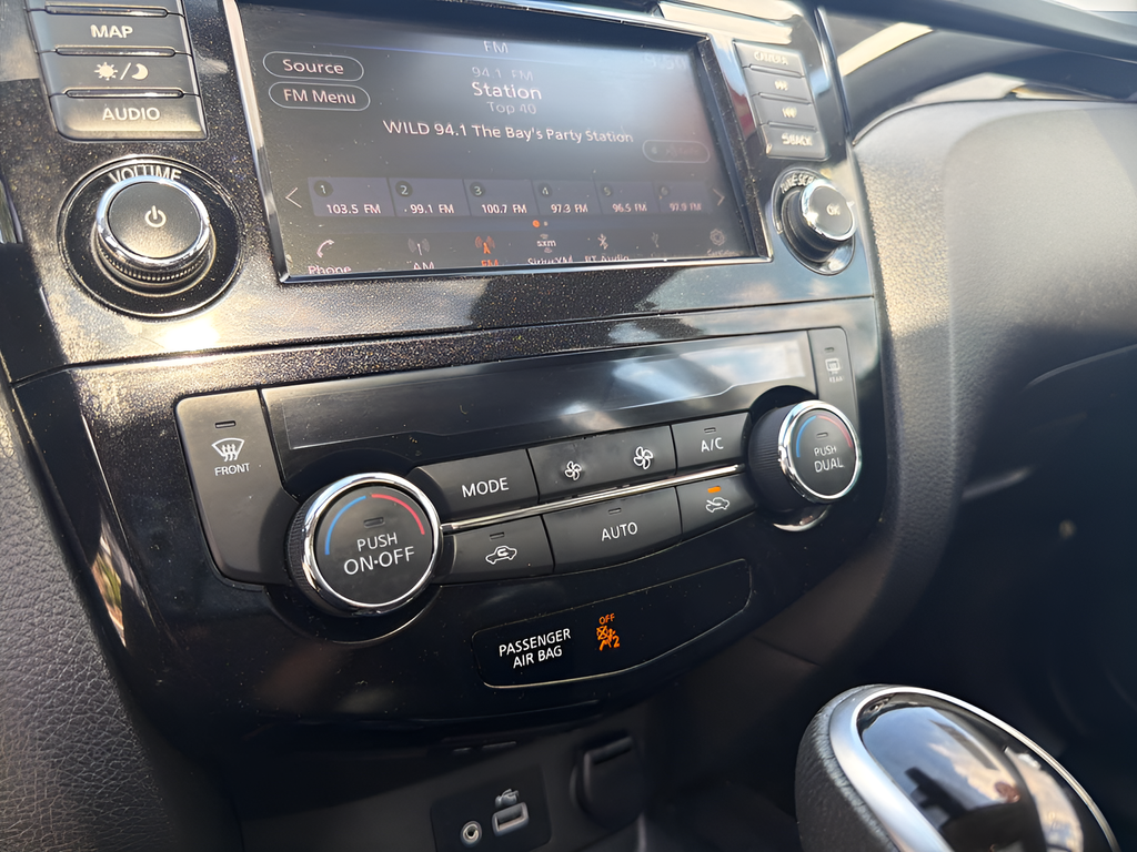 Used 2022 Silver Nissan SL image 37