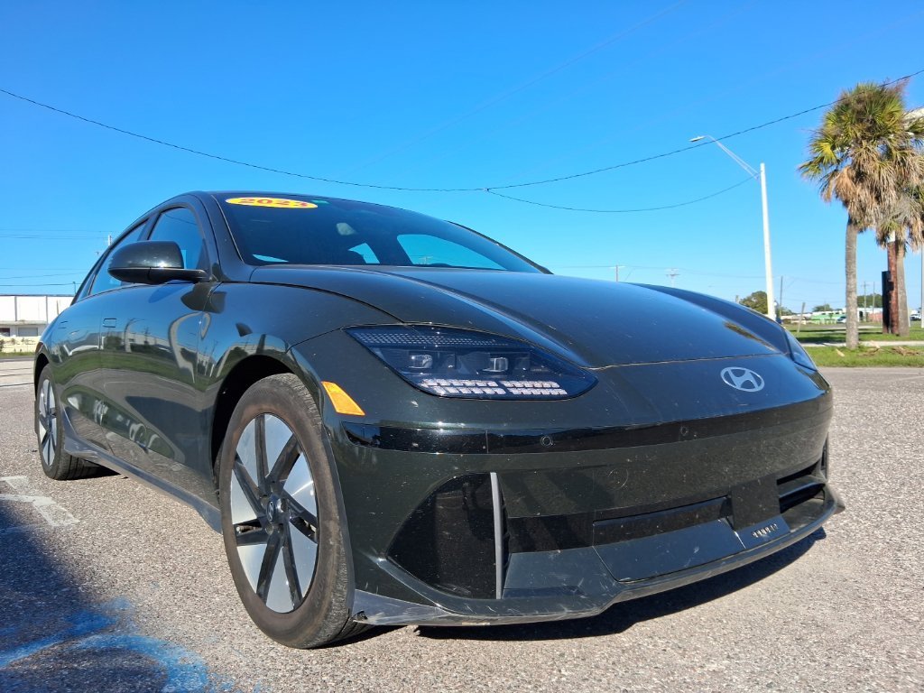 Used 2023 Green Hyundai SE image 1